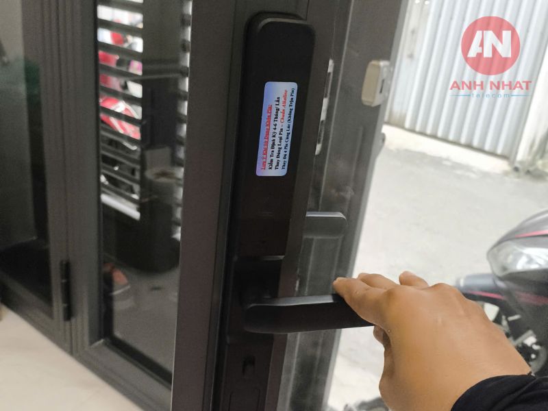 thi công khoá cửa thông minh